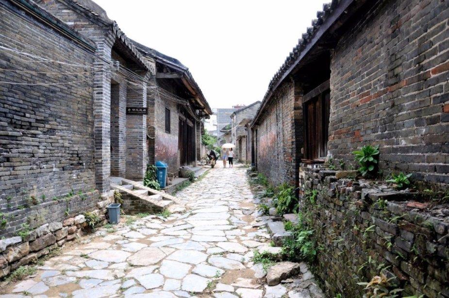 高速服务区内过路旅客遭挟持,他们三人出手救人